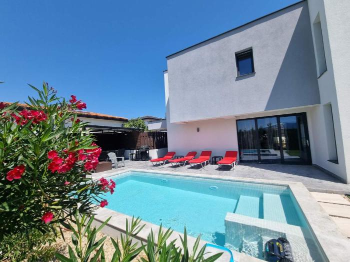 villa Amethyst, private pool with heating and salt water