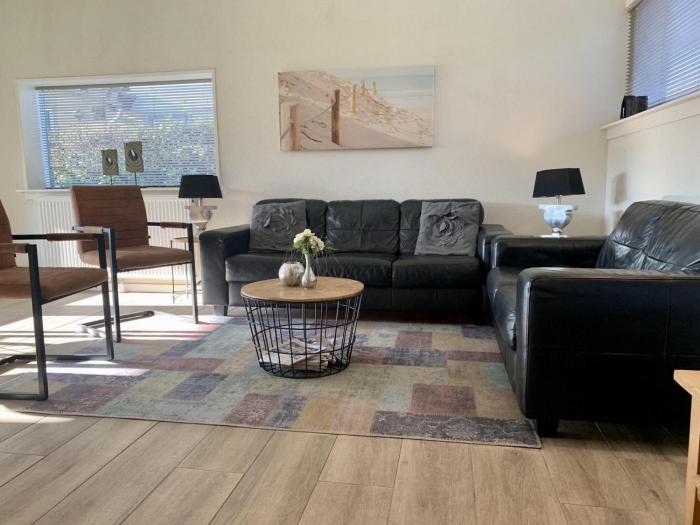 Home in Sint Maartenszee with Veranda