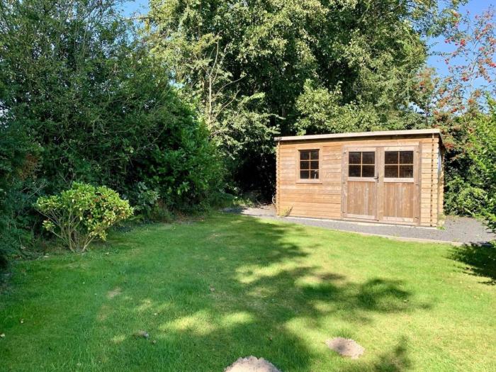 3 bedrooms, 5 beds, beautiful garden