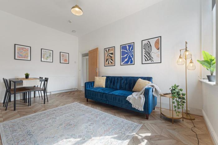 New Flat, Parking, 3 Bedrooms, Sleeps 6