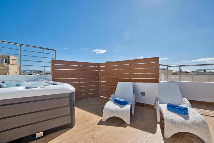 Tower Road Apartments & Penthouse with Heated Jacuzzi