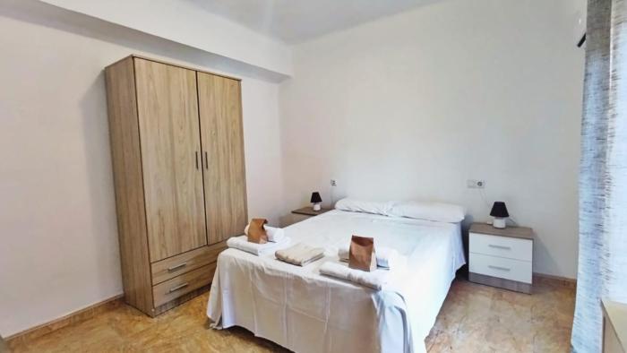 Habitación amplia luminosa con aire acondicionado