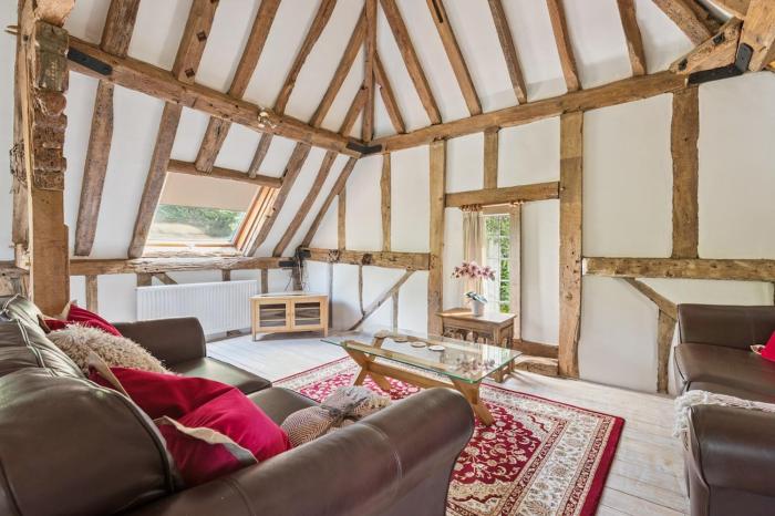 2-Bed Barn Escape, Private Drive and Gardens - By Tempstay