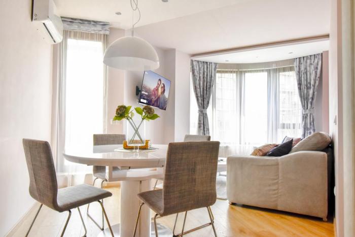 Charming 2BD with Mountain View by Flat Mаnager