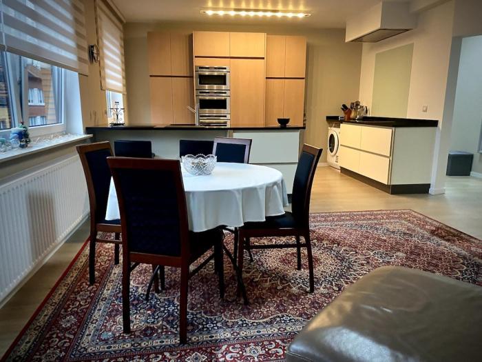 Modern 2-Bed Urban Apartment