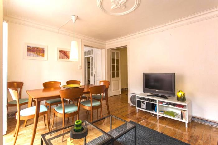 C2 Charming & Comfortable Apartment in a 18th Century Apartment in Bairro Alto! LIS Downtown