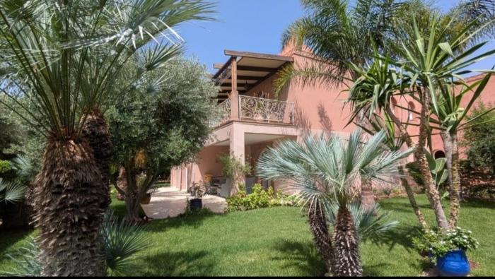 Charmante maison avec jardin et piscine