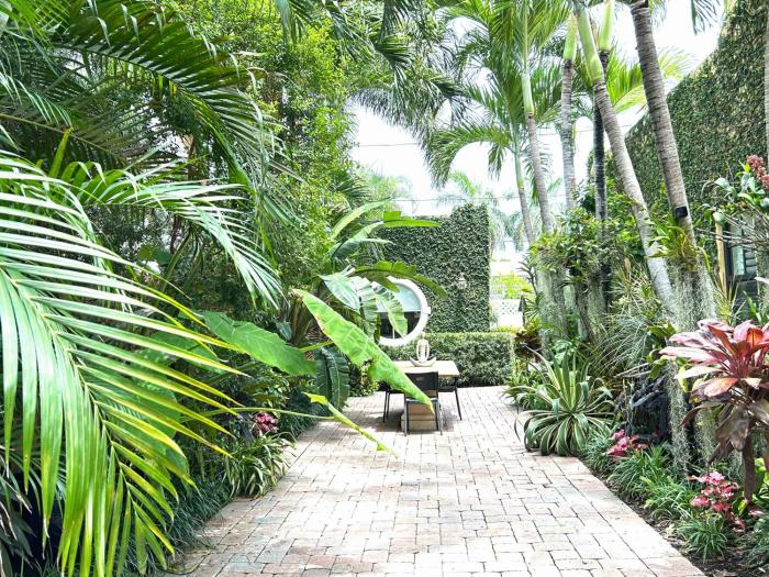 Tropical Cottage with Pool