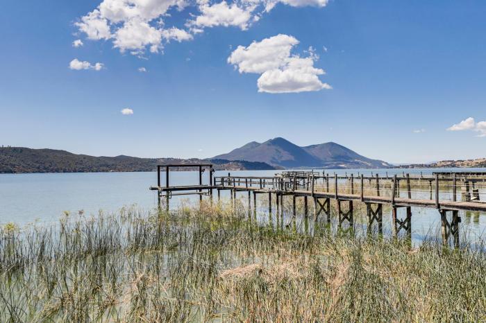 Watefront Getaway w Mtn Views & Dock in Clearlake