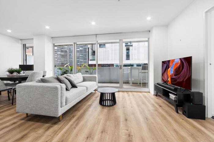 Sleek South Yarra 2-Bed with Alfresco Dining