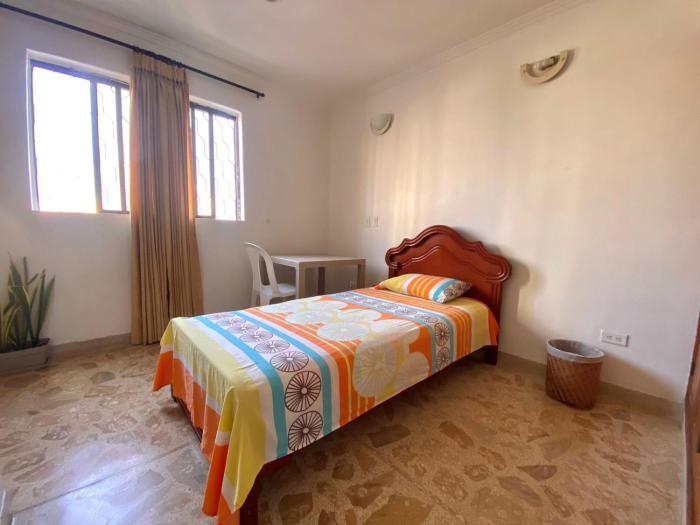 Spacious private Room & bathrom near bay