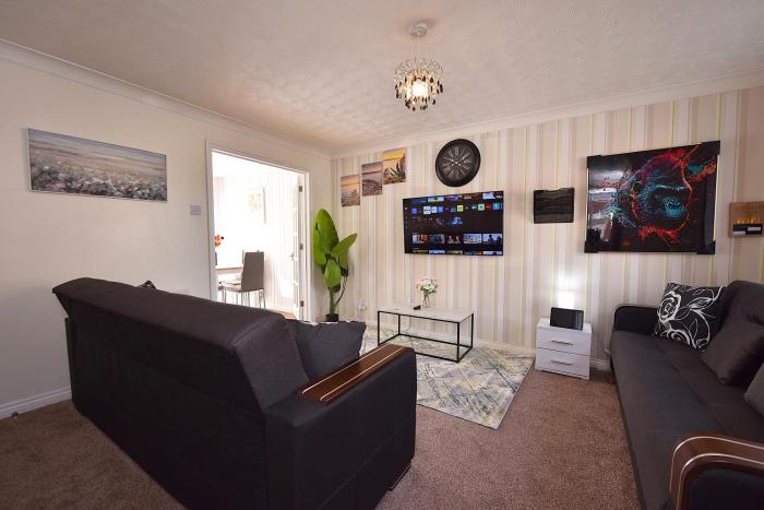 Highwoods Haven Luxury Stay with Garden and Parking