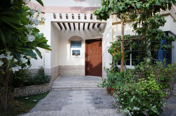 Emirati Stay Comfort & Local Charm Villas - 3