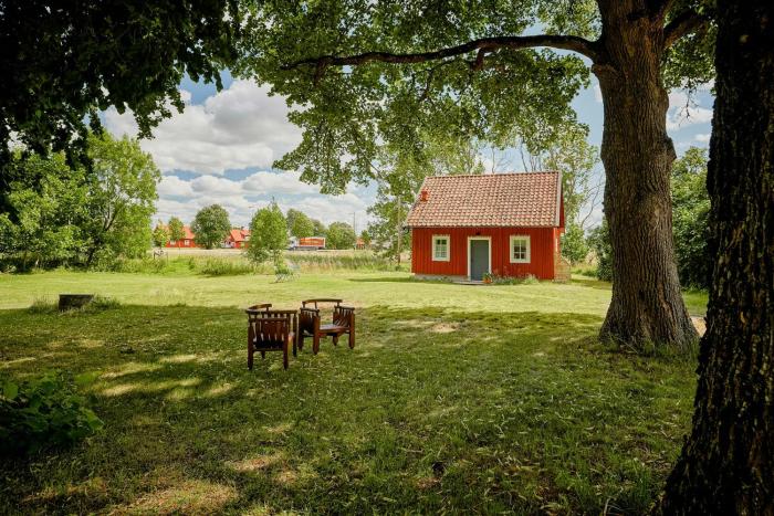 Charming Hen House With Terrace Near Vadstena