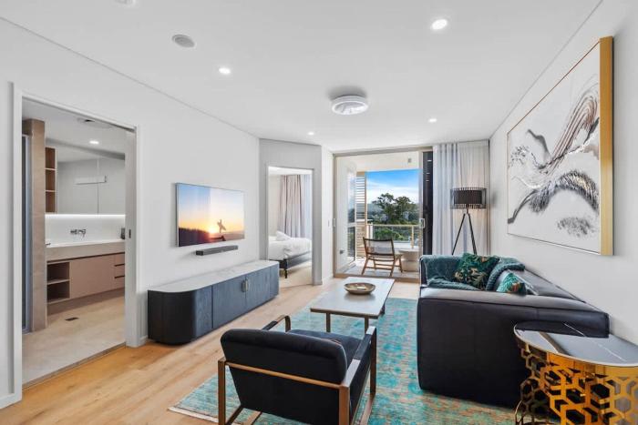 HELIA - Beautiful West End Apt with parking