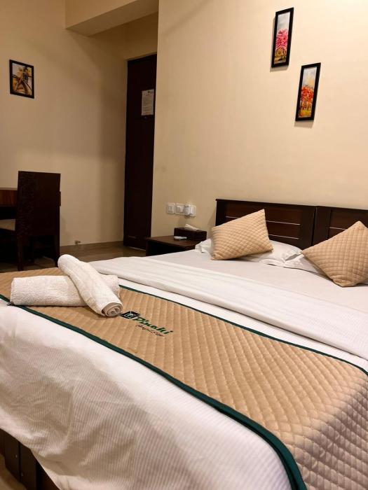 Pinaki Comfort Stay Malad - Near Nesco & Oberoi Mall