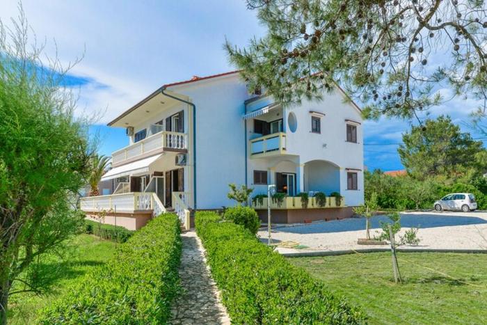 Apartments in House Liveric, in Vir at the beach