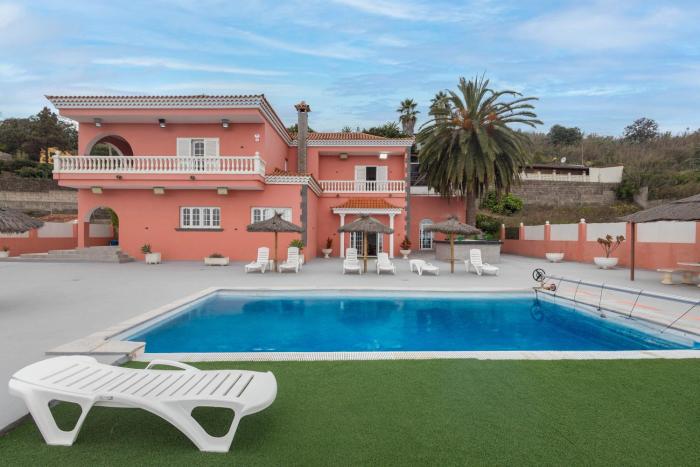 4BR Chalet El Romero-Private Pool, Barbecue & Chill