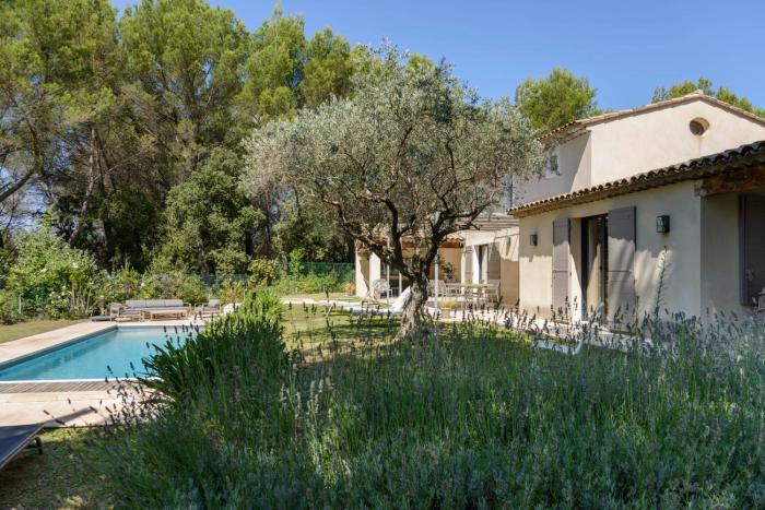 Bastide Blanche Villa with swimming pool and pétanque court in Lourmarin