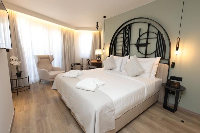 Zeus Essence Bucharest Opera