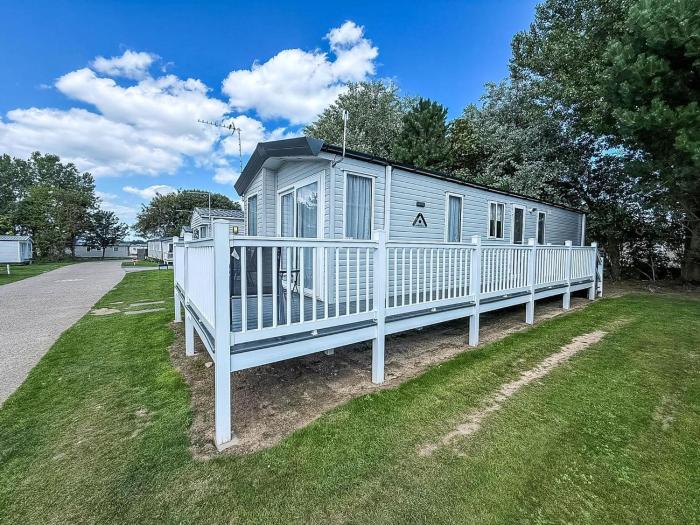 Beautiful Caravan With Decking And Free Wi-Fi At Broadland Sands Ref 20372Bs