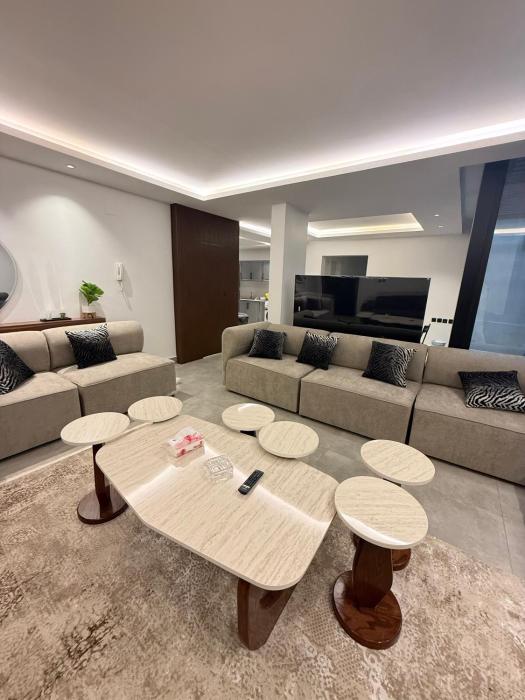 شقة مودرن ثلاث غرف نوم وصالة