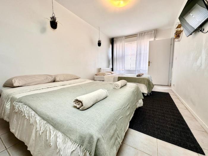 KAALA STAYS - Budget Quadruple Family room 4min walk Metro