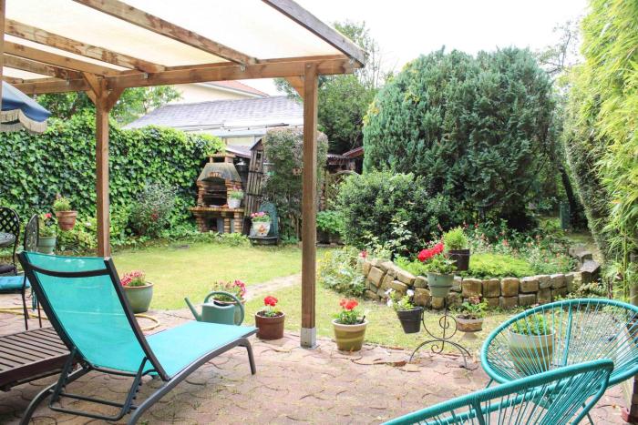 Spacious quiet house with pretty garden