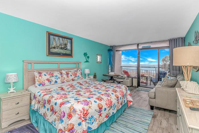 Beautiful 2nd Floor Oceanfront Studio w King Bed! Landmark 229