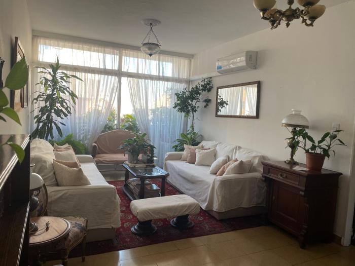 Luminoso depto de 3 amplios dormitorios y living comedor, cochera gratuita