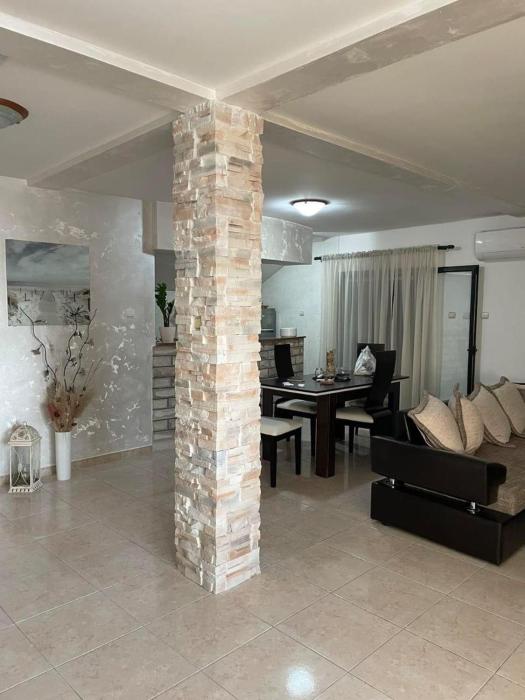 Spacious 3BD Apartment with Balcony