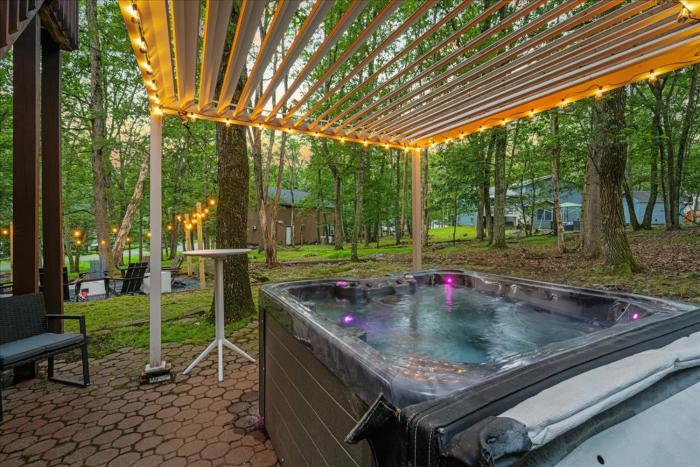 Sleeps 14 Hot Tub Paddle Boards Arcade Games