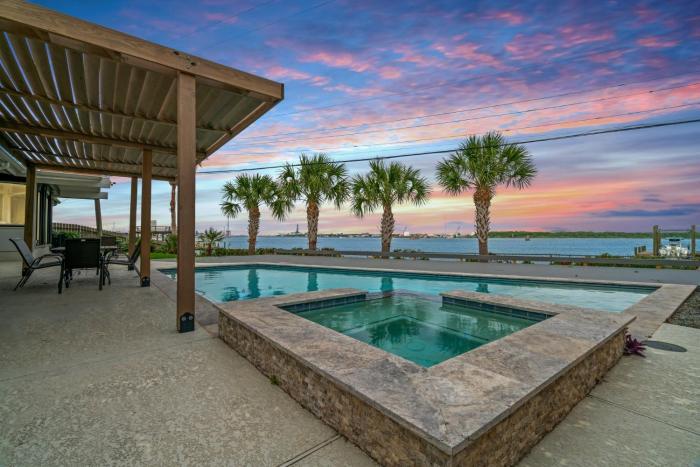 Relax in Style – 5BR Home w Pool Hot Tub Stunning Harbor Views