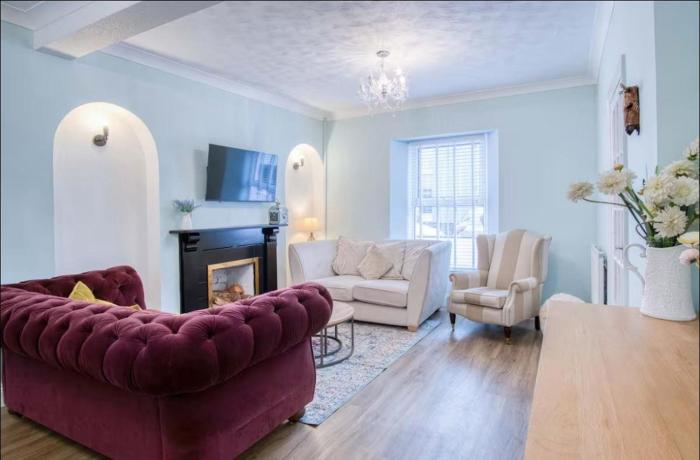 Family-Friendly Pink Cottage Central Tenby