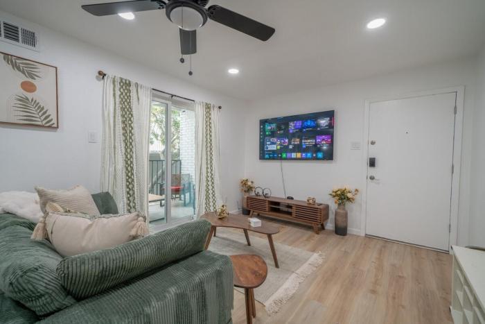 Worldcup Ready DT DFW Chic Free Parking and Pool In Medical District