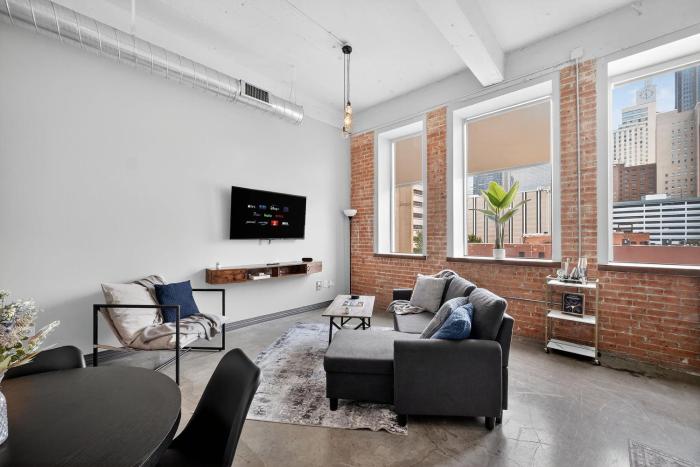 Stunning Downtown Apartment with Pool, Laundry, Parking