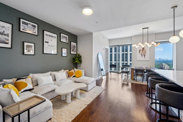 3BR Penthouse Highrise Central & Luxe