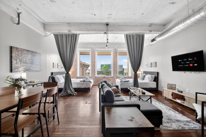 Stunning Downtown Apartment with Pool, Laundry, Parking