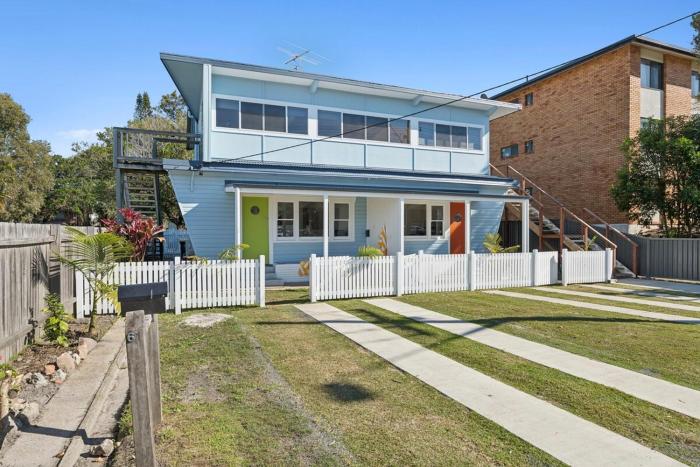 Seabreeze - Parkys Pet friendly beachside duplex