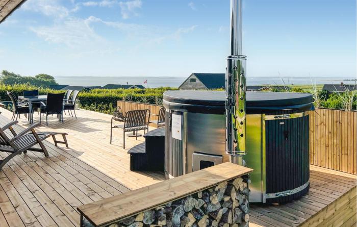 3 Bedroom Stunning Home In Øster Assels