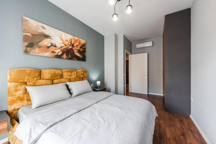 Vista Luxe Balcony with Free Private Parking