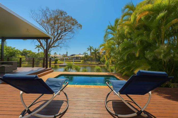 Aqua Haven - Modern Waterfront Escape