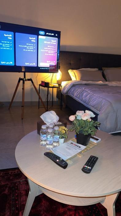 استديو هادئ بسرير ماستر وجلسة مرتبة
