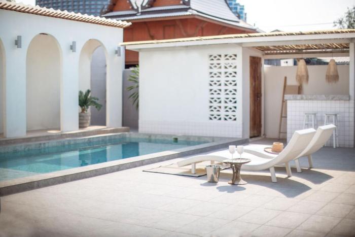 Vino Vibe by the artists Pool Cicada Speedy wifi