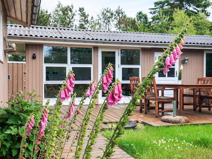 Bright Cottage by the Lagoon-By Traum