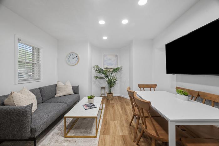 Modern & Spacious Four Bedroom Apartment in Gibsonia, Pittsburgh, Unit 1