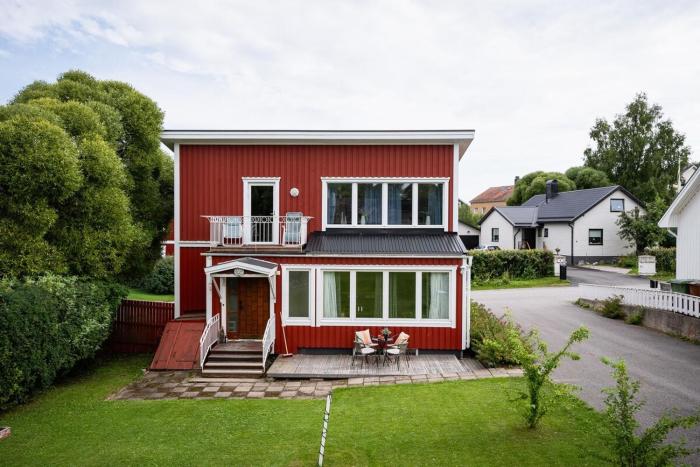 Guestly Homes - Charming 4BR Villa in central Piteå