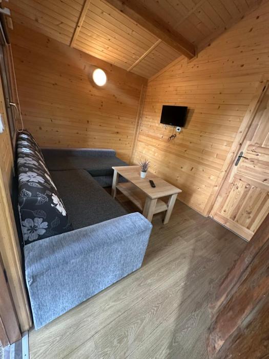 Domek nad jeziorem Wilczyńskim dla czterech osób, sypialnia z łożem małżeńskim oraz salon z rozkładanym narożnikiem