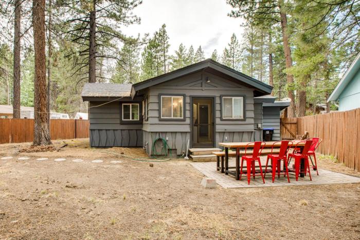 Work & Play! Lake Tahoe Cabin 5 Mi to Heavenly Mtn