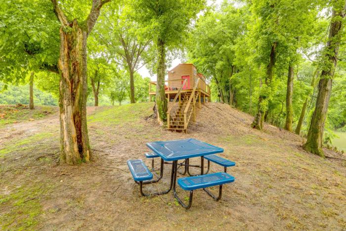 Swim On-Site Riverfront Studio in Mountain View!